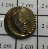 615e Pin's Pins / Beau Et Rare / ESPACE / CROISSANT DE LUNE METAL JAUNE Comme Un Bijou - Spazio