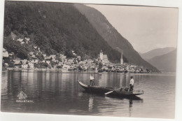 E3332) HALLSTATT - FOTO AK Mit 2 Männern Auf Altem RUDERBOOT U. Blick Gegen Kirchen U. Häuser ALT! 1933 - Hallstatt