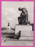 307875 / Germany DDR - Berlin The Soviet Memorial , Berlin Treptow Treptower Park, Monument Crouching Soldier PC  - Treptow