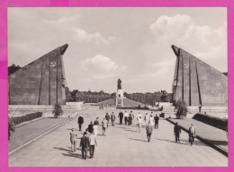 307876 / Germany DDR - Berlin The Soviet Memorial , Berlin Treptow Treptower Park, Monument Soldier Child PC Allemagne - Treptow