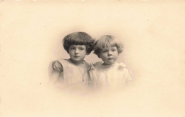 FANTAISIES - Bébés - Fille - Garçon - Portrait - Carte Postale Ancienne - Bébés