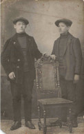 PHOTOGRAPHIE - Hommes - Costumes - Bérets - Carte Postale Ancienne - Chats