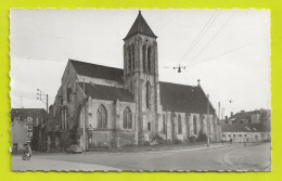 91 ESSONNES N°502 Eglise Place Léon Cassé VOIR ZOOM Peugeot 203 Mur De PUB SUNIL à Droite VOIR DOS - Essonnes