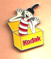 Pin's Kodak, Photographie, Humour (surprise, Photo, Lutin Qui Sort D'une Boîte) - Fotografie