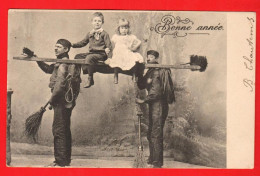 XZK -14 Bonne Année  Deux Ramoneurs Avec Enfants Sur Leur échelle.  Dos Simple. Circulé 1903 - New Year