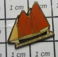 615D Pin's Pins / Beau Et Rare /  BATEAUX / VOILE VOILIER VIEUX GREEMENT LE POULIQUEN - Boats