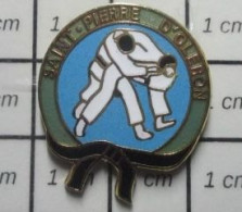 615E Pin's Pins / Beau Et Rare / SPORTS / CHARENTE MARITIME JUDO KARATE JUDO ST PIERRE D'OLERON - Judo