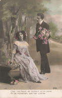 COUPLE - C'est Des Fleurs De Bohneur Qu'on Sème - Femme Sur Un Banc - Homme Avec Des Fleurs - Carte Postale Ancienne - Paare