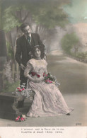 COUPLE - L'amour Est La Fleur De Vie - Un Homme Debout Derrière Une Femme Assise - Banc - Carte Postale Ancienne - Paare