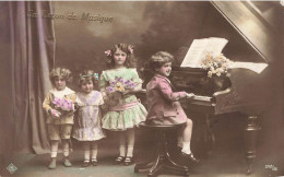 ENFANTS - La Leçon De Musique - Petit Garçon Au Piano - Enfants Avec Des Fleurs - Carte Postale Ancienne - Scene & Paesaggi