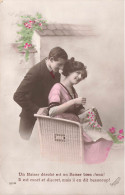 COUPLE - Un Baiser Dérobé Est Un Baiser Bien Doux - Femme Brodant - Homme Embrassant Son Cou - Carte Postale Ancienne - Paare