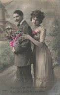 COUPLE - Vous Croyez Enfin à Mes Tendres Sentiments - Couple Avec Un Bouquet De Fleurs - Carte Postale Ancienne - Paare