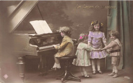 ENFANTS - La Leçon De Musique - Petit Garçon Au Piano - Enfants Faisant La Ronde - Carte Postale Ancienne - Paare
