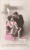 COUPLE - Un Présent De Vos Mains Comblerait Mon Bonheur - Femme Brodant - Carte Postale Ancienne - Paare