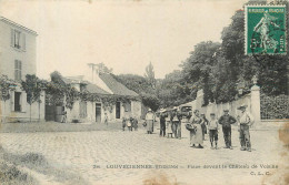 LOUVECIENNES - Place Devant Le Château De Voisins. - Louveciennes