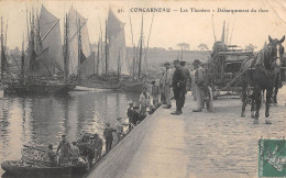 CPA 29 CONCARNEAU / LES THONIERS / DEBARQUEMENT DU THON - Concarneau