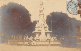 CPA ESPAGNE / BARCELONA / CARTE PHOTO / MONUMENT SUR UNE PLACE DE LA VILLE - Barcelona