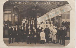 BEXHILL On SEA - Le Personnel Qui Pose Devant Le " SACKVILLE HOTEL " En 1910 ( Carte Photo )  Rare - Andere & Zonder Classificatie