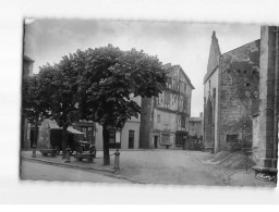 LUSIGNAN : Place Du Marché, Maison De Bois Et Porte De L'Eglise - Très Bon état - Lusignan