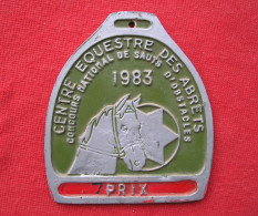 PLAQUE CENTRE EQUESTRE DES ABRETS - CONCOURS NATIONAL DES SAUTS D'OBSTACLES 1983 - Ruitersport