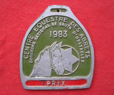 PLAQUE CENTRE EQUESTRE DES ABRETS - CONCOURS NATIONAL DES SAUTS D'OBSTACLES 1983 - Equitazione