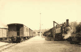 Callac * Carte Photo * Gare , La Ligne Guingamp Carhaix * Chemin De Fer * Train Locomotive Machine * 1948 - Callac