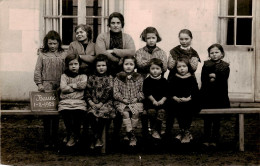 Bauné       49          Groupe De Jeunes Filles Et Leur Maitresse   - Carte Photo -      (voir Scan) - Andere & Zonder Classificatie