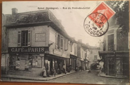 Cpa 24 EYMET Rue Du Pont De Juillet, Animée, Enseignes Café De Paris, Tabac, Coiffeur, Affiches,éd Beyne, écrite En 1909 - Eymet