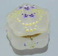 -ANCIENNE SUPERBE BOITE BONBONNIERE VERRE OPAQUE FLEURS EMAILLEES VIOLETTES      E - Koffer