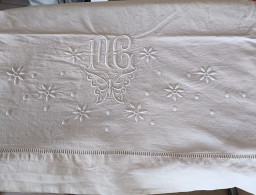 DRAP Ancien Brodé Fleurs Et Papillon Et Monogrammé Dimensions 2m 05 X 33 02 - Lenzuola/Copriletti