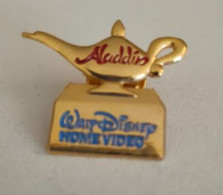 E31 Pin's Lampe D'Aladin Walt Disney Home Vidéo Signé Disney Achat Immédiat - Disney