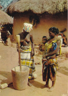 TOGO . CPSM.  FEMMES.  PILEUSES DE MIL. L'AFRIQUE EN COULEURS. ANNEE 1973 + TEXTE + TIMBRE - Togo