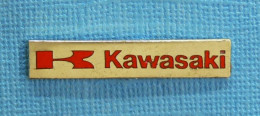 1 PIN'S /  ** KAWASAKI / FABRIQUÉES PAR LA DIVISION MOTORCYCLE & ENGINE DE KAWASAKI HEAVY INDUSTRIES ** - Motos
