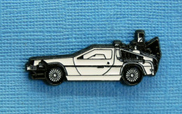 1 PIN'S /  ** RETOUR VERS LE FUTUR 2 / BACK TO THE FUTURE Part II / LA DELOREAN DMC-12 ** - Kino