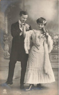 COUPLES - Homme Embrassant La Main De Sa Femme - Carte Postale Ancienne - Koppels