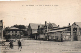Solesmes - La Place Du Marché Et Le Kiosque - Solesmes