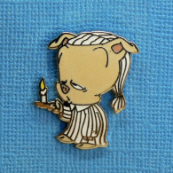 1 PIN'S /  ** LOONEY TUNES " PORKY " AVEC SA BOUGIE / WARNER BROS ** . (Démons & Merveilles ™ Warner Bros INC) - Cine