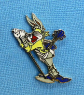 1 PIN'S /  ** LOONEY TUNES " BUGS BUNNY " CHANTEUR - ROCKEUR ** . (™ & © 1992 Warner Bros INC Démons & Merveilles).  - Kino