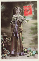 FANTAISIES - Femmes -  Seule Tenant Des Fleurs Dans Sa Main - Carte Postale Ancienne - Femmes