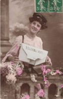 FANTAISIES - Femmes -  Seule - Tenant Un Message Dans Sa Main - Carte Postale Ancienne - Frauen