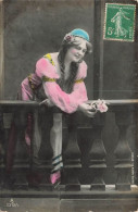 FANTAISIES - Femme - Seule Tenant Une Fleur Dans Sa Main - Carte Postale Ancienne - Femmes