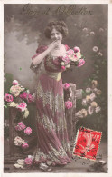 FANTAISIES - Femme - Seule Tenant Un Bouquet De Fleur Dans Sa Main - Carte Postale Ancienne - Femmes