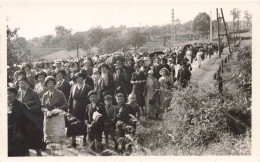 PHOTOGRAPHIE - Femmes - Enfants - Hommes - Robes - Costumes - Carte Postale Ancienne - Photographs