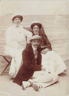 PHOTOGRAPHIE - Femmes - Homme - Moustache - Carte Postale Ancienne - Fotografie