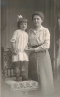 PHOTOGRAPHIE - Femme - Enfant - Fille - Robe - Carte Postale Ancienne - Photographie