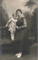 PHOTOGRAPHIE - Femme - Enfant - Garçon - Robe - Uniforme - Carte Postale Ancienne - Fotografie