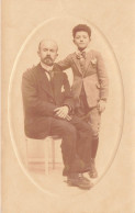 PHOTOGRAPHIE - Homme - Enfant - Garçon - Costume - Moustache - Père Et Fils - Carte Postale Ancienne - Fotografie