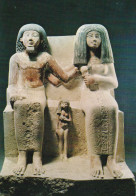 Egypte : Couple Assis Et Leur Fille , Calcaire Peint - Sculture