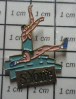 615c Pin's Pins / Beau Et Rare / THEME : SPORTS / ATHLETISME EAU MINERALE SAUT EN LONGUEUR ST YORRE - Leichtathletik