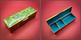 Boîte En émail, Cerclage Cuivre, Décor Fleurs Dominante Verte, Made In China, 3 Comp., 115x35x30mm. - TB - Stamp Boxes